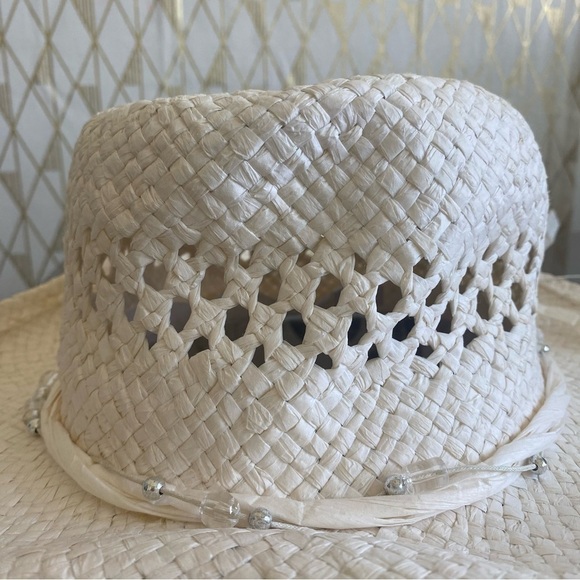 Straw hat with clear charm decor​ - Picture 3 of 6